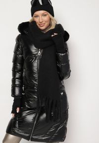 Born2be - Czarna Pikowana Kurtka z Kapturem i Futerkiem Sahria. Okazja: na co dzień. Typ kołnierza: kaptur. Kolor: czarny. Materiał: futro. Sezon: zima. Styl: casual, elegancki, klasyczny #1