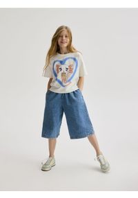 Reserved - T-shirt z aplikacją i nadrukiem - złamana biel. Materiał: bawełna. Wzór: aplikacja, nadruk