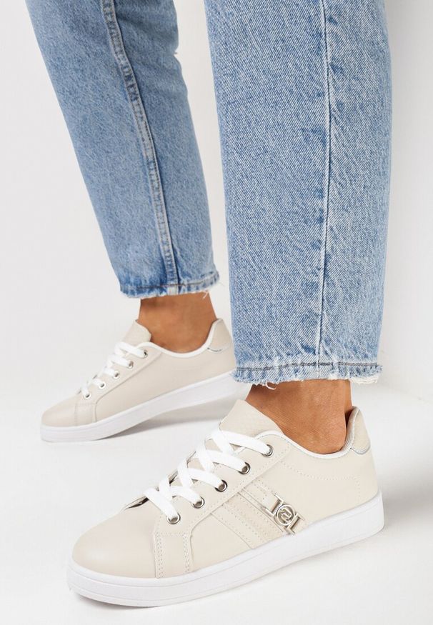 Born2be - Beżowe Sneakersy przed Kostkę z Ozdobną Klamrą Vilorea. Okazja: na co dzień. Wysokość cholewki: przed kostkę. Zapięcie: klamry. Kolor: beżowy. Materiał: materiał. Szerokość cholewki: normalna