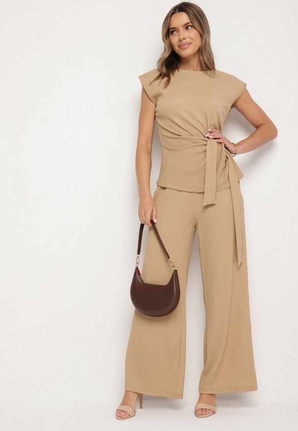 Born2be - Beżowy Komplet Bluzka z Wiązaniem i Szerokie Spodnie Halorelle. Kolor: beżowy