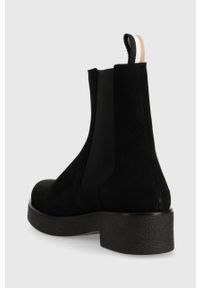 BOSS sztyblety zamszowe Chris damskie kolor czarny na płaskim obcasie. Nosek buta: okrągły. Kolor: czarny. Materiał: zamsz. Obcas: na obcasie. Wysokość obcasa: niski #4