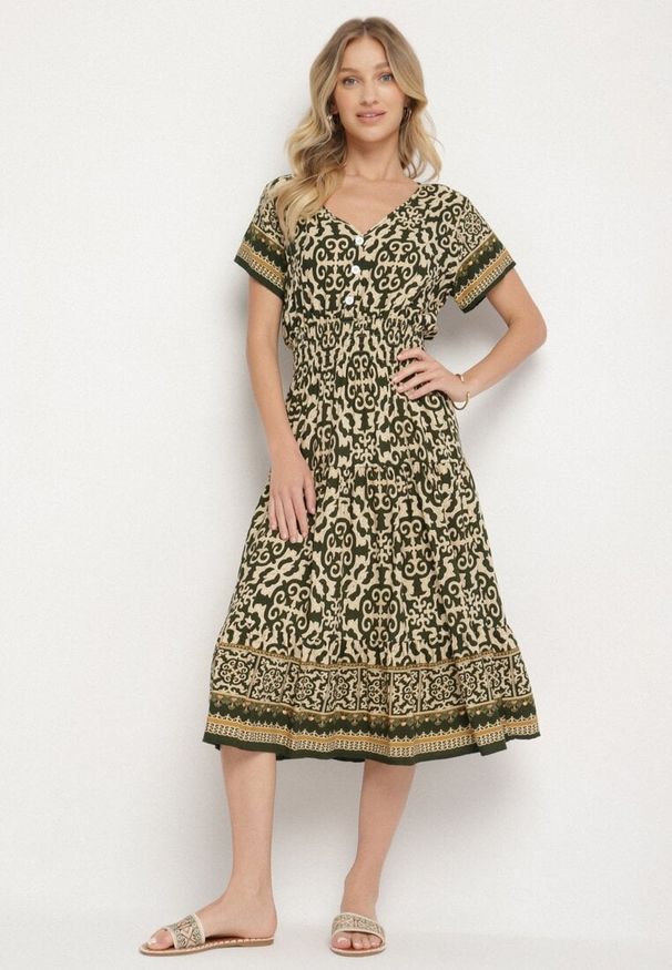 Born2be - Zielono-Beżowa Bawełniana Sukienka z Gumką w Talii i Guzikami Natiflione. Okazja: na co dzień. Typ kołnierza: dekolt w kształcie V. Kolor: zielony. Materiał: bawełna. Typ sukienki: oversize, rozkloszowane. Styl: casual, elegancki, klasyczny