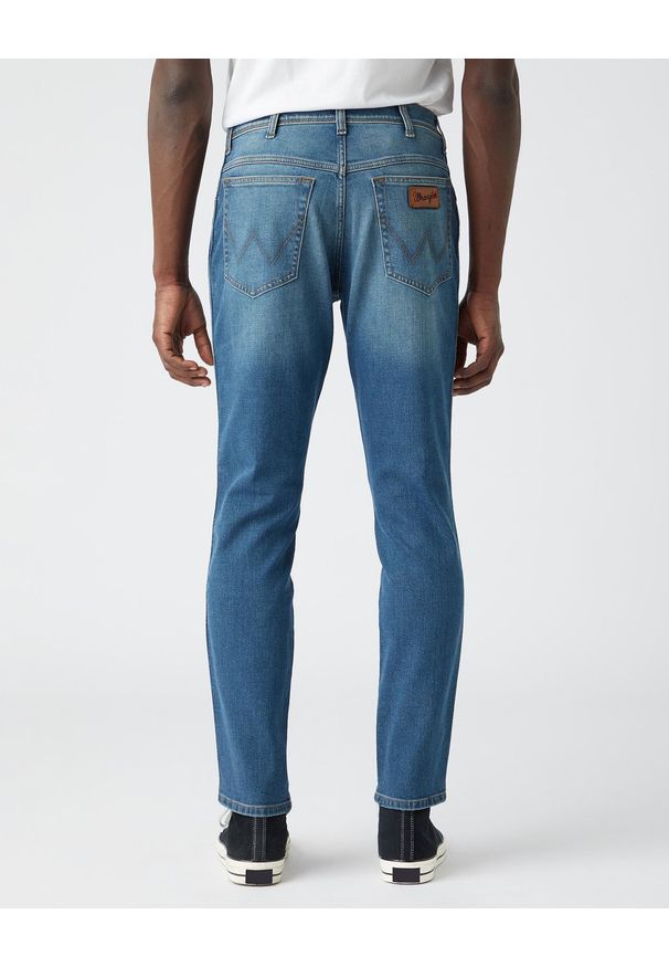 Wrangler - MĘSKIE SPODNIE JEANSOWE WRANGLER TEXAS TAPER IN CLOVER W12TX5365 112141169