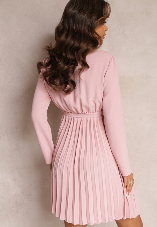 Renee - Ciemnoróżowa Sukienka Plisowana z Materiałowym Paskiem Jaresa. Okazja: na imprezę, na randkę. Kolor: różowy. Materiał: materiał. Styl: elegancki