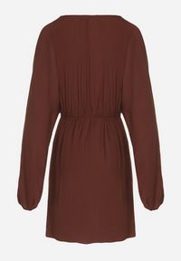 Born2be - Brązowa Wiskozowa Sukienka Kopertowa z Wiązaniem i Bufiastymi Rękawami Onevia. Okazja: na co dzień. Kolor: brązowy. Materiał: wiskoza. Typ sukienki: kopertowe. Styl: casual, klasyczny #4