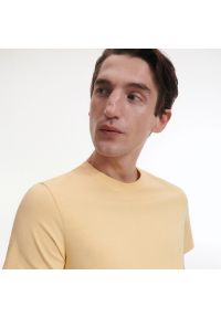 Reserved - T-shirt slim - Żółty. Kolor: żółty