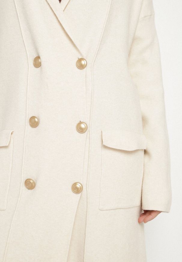 Born2be - Jasnobeżowy Długi Kardigan z Wiskozą na Guziki Arevira. Kolor: beżowy. Materiał: wiskoza. Długość: długie