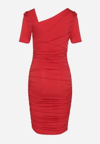Born2be - Czerwona Dopasowana Sukienka o Asymetrycznym Kroju Ozdobiona Marszczeniem Sopane. Kolor: czerwony. Wzór: aplikacja. Typ sukienki: asymetryczne. Styl: klasyczny #5