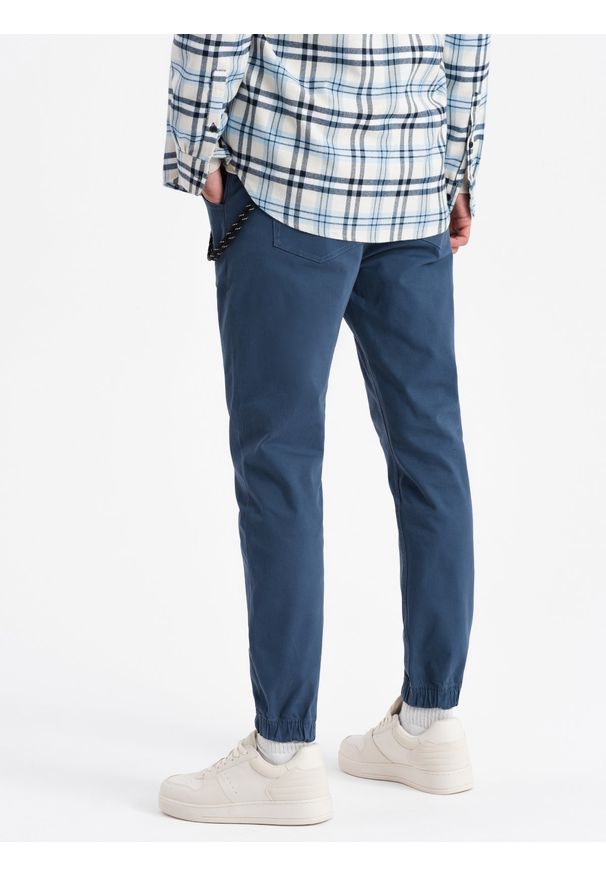 Ombre Clothing - Spodnie męskie materiałowe JOGGERY z ozdobnym sznurkiem - niebieskie V10 P908 - XL. Kolor: niebieski. Materiał: materiał
