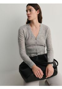 Reserved - Krótki sweter z guzikami - jasnoszary. Kolor: szary. Materiał: dzianina, wełna. Długość: krótkie. Wzór: gładki
