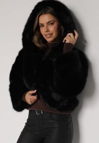 Born2be - Czarna Futrzana Kurtka z Nieodpinanym Kapturem Zetena. Kolor: czarny. Materiał: futro. Styl: klasyczny, elegancki #1
