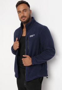 Born2be - Granatowa Polarowa Bluza ze Stójką z Ozdobnym Napisem i Suwakiem Dwarena. Typ kołnierza: kołnierzyk stójkowy. Kolor: niebieski. Materiał: polar. Wzór: napisy #3