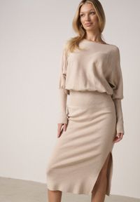 Born2be - Beżowa Dzianinowa Sukienka z Wiskozą o Nietoperzowym Kroju z Dekoltem w Łódkę Tisan. Okazja: na co dzień, na spotkanie biznesowe. Typ kołnierza: dekolt w łódkę. Kolor: beżowy. Materiał: dzianina, wiskoza. Styl: casual, biznesowy #1