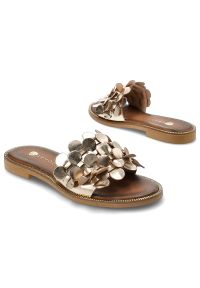 Złote Klapki Armodo Modne Obuwie Damskie. Okazja: na co dzień. Kolor: złoty. Materiał: skóra. Wzór: aplikacja, kwiaty. Sezon: lato. Styl: casual, elegancki #4