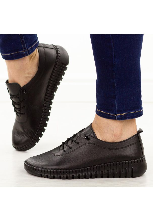 Czarne skórzane półbuty damskie T.Sokolski 4000. Okazja: na co dzień. Nosek buta: okrągły. Kolor: czarny. Materiał: skóra. Szerokość cholewki: normalna. Sezon: jesień, wiosna. Styl: klasyczny, casual