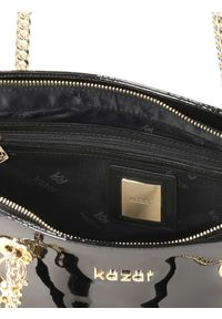Kazar - Czarna torebka damska. Kolor: czarny. Dodatki: z breloczkiem. Materiał: lakierowane, skórzane. Styl: elegancki, wizytowy #9