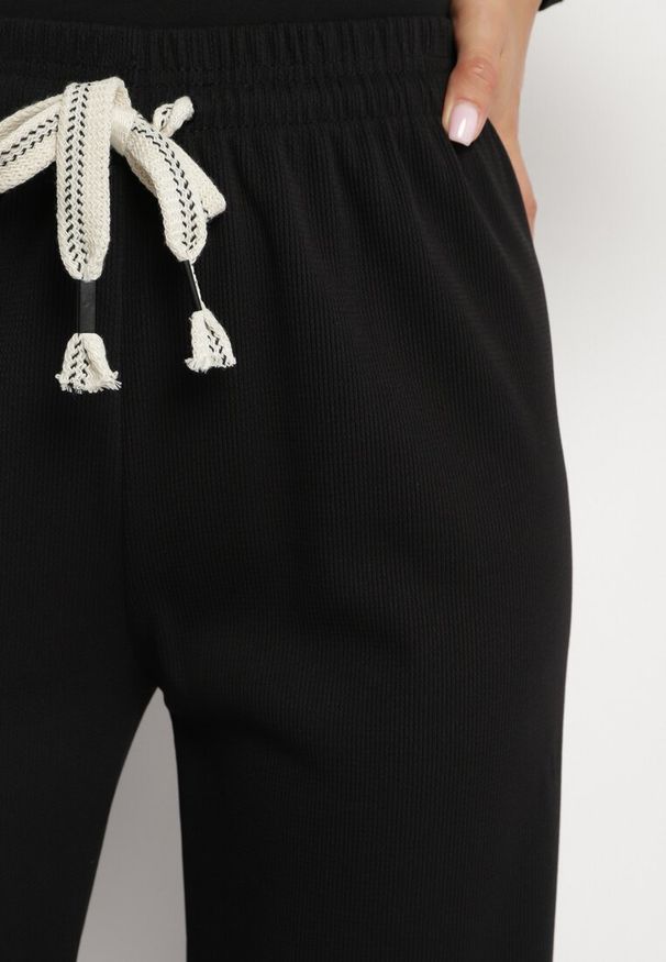 Born2be - Czarne Spodnie Szerokie w Prażki z Troczkiem w Pasie z Wysokim Stanem Saimira. Okazja: na co dzień. Stan: podwyższony. Kolor: czarny. Wzór: prążki. Styl: klasyczny, casual, elegancki