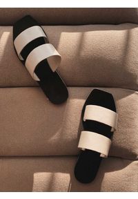 Kazar - Białe klapki damskie. Kolor: biały. Materiał: skóra. Wzór: paski. Sezon: lato #2