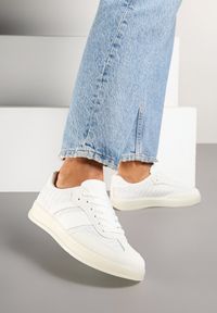 Renee - Białe Sneakersy w Stylu Tenisówek z Paskami Eleaniria. Okazja: na co dzień. Zapięcie: pasek. Kolor: biały. Materiał: jeans. Wzór: paski. Obcas: na płaskiej podeszwie