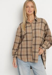 Born2be - Ciemnobeżowa Koszula Oversize w Kratę z Przedłużonym Tyłem Sulicella. Okazja: na co dzień. Typ kołnierza: kołnierzyk klasyczny. Kolor: beżowy. Materiał: jeans, dzianina. Długość rękawa: długi rękaw. Długość: długie. Styl: klasyczny, casual #5