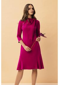 Stylove - Elegancka sukienka z wiązaniem przy dekolcie śliwkowa. Okazja: na spotkanie biznesowe. Styl: elegancki #1