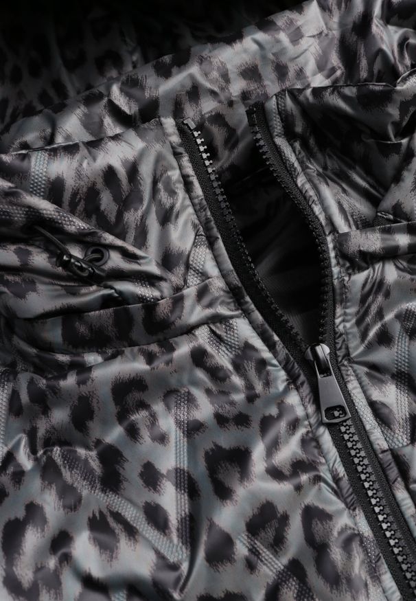 Born2be - Czarno-Zielona Kurtka Przejściowa w Panterkę z Odpinanym Kapturem Antolea. Okazja: na co dzień. Kolor: zielony. Materiał: jeans, poliester. Wzór: motyw zwierzęcy. Styl: casual