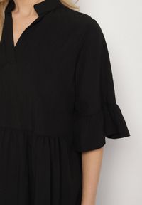 Born2be - Czarna Sukienka Rozkloszowana z Wiskozą Ozdobiona Falbanami Eviriane. Okazja: na co dzień. Typ kołnierza: dekolt w serek. Kolor: czarny. Materiał: wiskoza. Wzór: aplikacja. Typ sukienki: proste. Styl: casual #4
