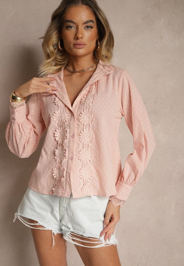 Renee - Różowa Koszula z Koronką i Kołnierzem Ranamas. Kolor: różowy. Materiał: koronka. Długość rękawa: długi rękaw. Długość: długie. Wzór: koronka. Styl: klasyczny