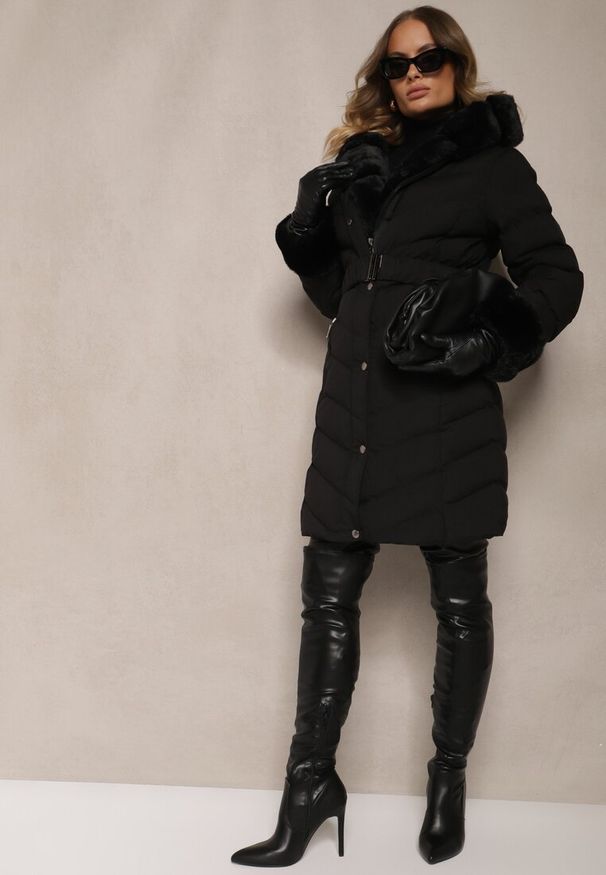 Renee - Czarna Kurtka z Pikowanymi Przeszyciami Mocno Ocieplana z Paskiem i Odpinanym Futerkiem Hedista. Okazja: na co dzień. Kolor: czarny. Materiał: futro. Styl: elegancki, casual