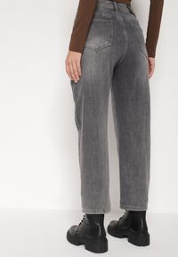 Born2be - Szare Jeansy Mom Fit z Wysokim Stanem Rallanda. Okazja: na spacer, na co dzień. Stan: podwyższony. Kolor: szary. Styl: casual #3