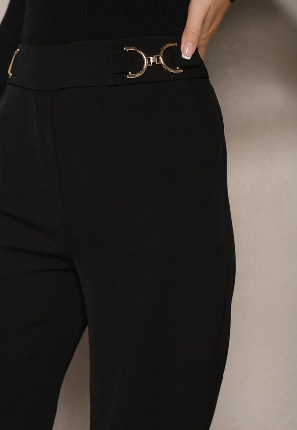 Renee - Czarne Spodnie High Waist o Szerokim Fasonie z Paskiem i Złotym Metalicznym Detalem Eniarra. Okazja: do pracy. Stan: podwyższony. Kolor: czarny. Materiał: jedwab. Styl: elegancki