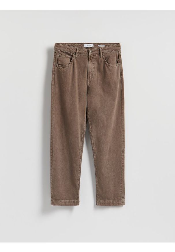 Reserved - Jeansy loose z efektem sprania - brązowy. Kolor: brązowy