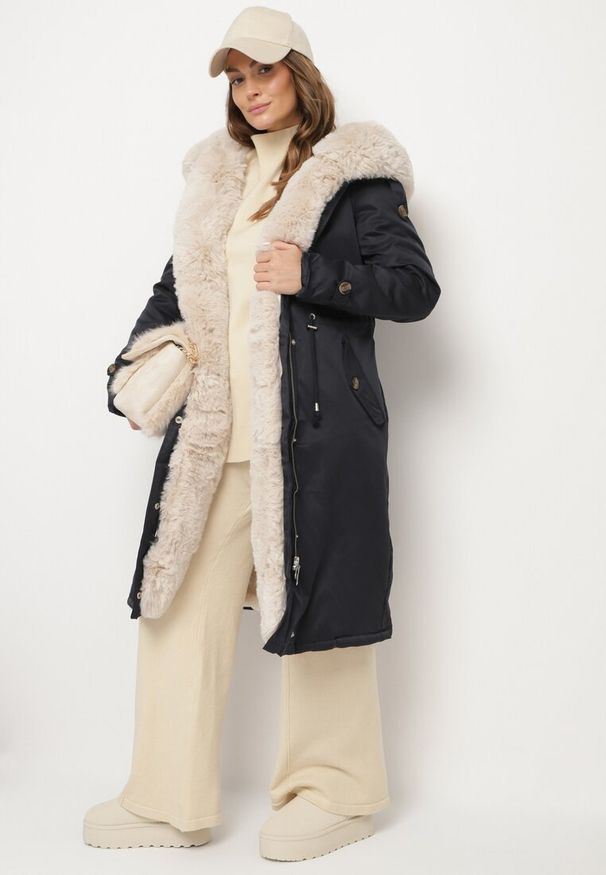 Born2be - Granatowo-Beżowa Ocieplana Kurtka Parka ze Ściągaczem w Pasie z Odpinanym Futrem przy Kapturze Tintelissa. Okazja: na co dzień. Kolor: niebieski. Materiał: futro. Styl: klasyczny, casual, elegancki, sportowy