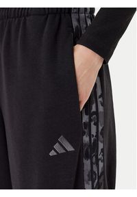 Adidas - adidas Spodnie dresowe Animal Print 3-Stripes JM1840 Czarny Loose Fit. Kolor: czarny. Materiał: bawełna. Wzór: nadruk #3
