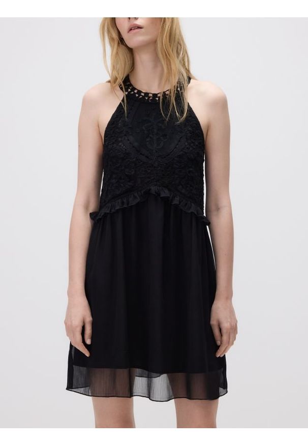Reserved - Sukienka mini ze zdobieniem - czarny. Kolor: czarny. Materiał: materiał. Wzór: aplikacja. Długość: mini