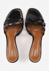 Born2be - Czarne Klapki VICES na Kaczuszce Zdobione Aplikacją z Kokardą Thalyne. Okazja: na co dzień, na randkę, na ślub cywilny, na wesele. Kolor: czarny. Wzór: aplikacja. Sezon: lato. Obcas: na szpilce. Styl: casual, elegancki #7