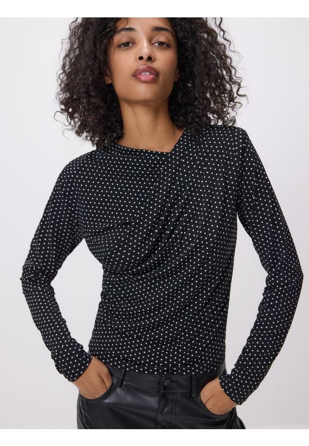 Reserved - Bluzka w kropki - czarny. Kolor: czarny. Materiał: dzianina. Wzór: kropki