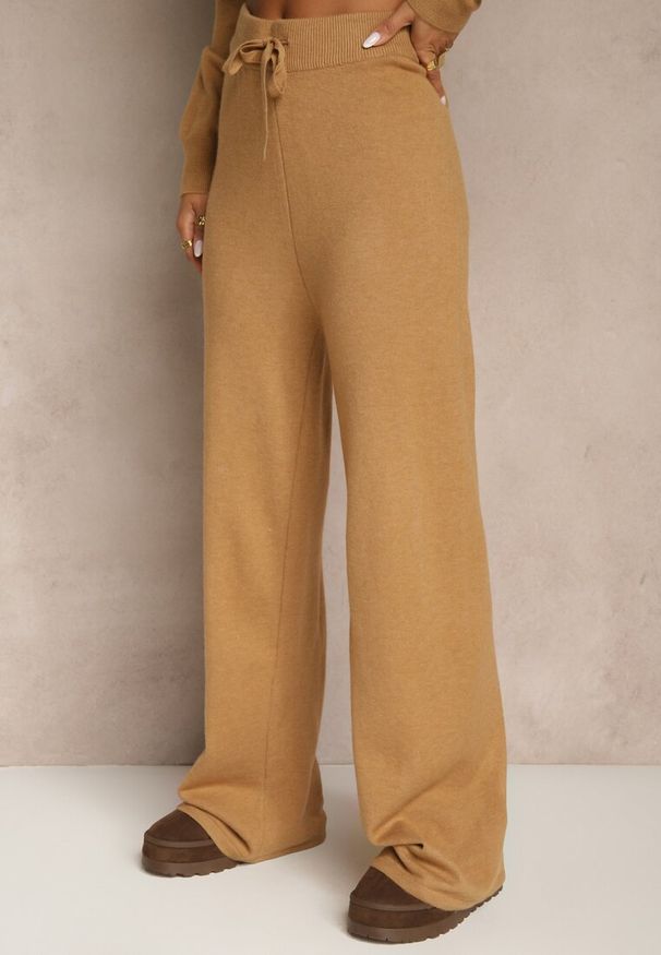 Renee - Beżowy Dzianinowy Komplet z Wełną Spodnie Wide Leg i Sweter z Golfem Lanica. Kolor: beżowy. Materiał: wełna, dzianina