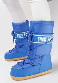 Born2be - Niebieskie Ocieplone Śniegowce z Długą Cholewką na Platformie Carvina. Zapięcie: pasek. Kolor: niebieski. Szerokość cholewki: normalna. Wzór: napisy, aplikacja. Obcas: na platformie