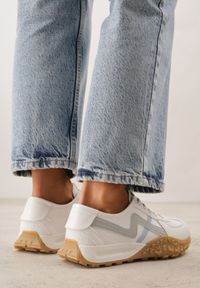 Born2be - Białe Sneakersy z Abstrakcyjną Podeszwą z Tłoczeniem i Ozdobnymi Paskami Emaliane. Okazja: na co dzień. Zapięcie: pasek. Kolor: biały #8