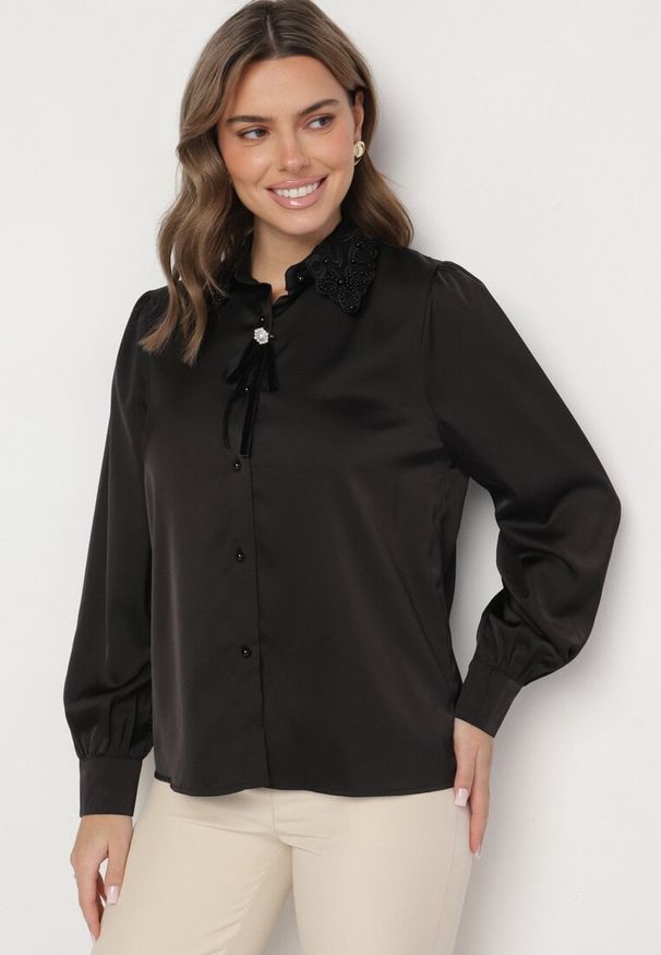 Born2be - Czarna Koszula z Bufiastymi Rękawami Ozdobnym Kołnierzykiem i Broszką Gonadria. Okazja: na co dzień, na spotkanie biznesowe. Kolor: czarny. Materiał: jeans. Styl: casual, biznesowy, elegancki