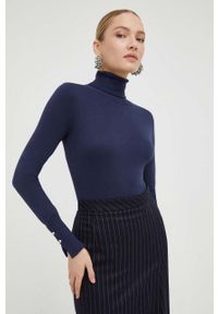 Guess sweter damski kolor granatowy lekki z golfem. Typ kołnierza: golf. Kolor: niebieski. Materiał: dzianina. Wzór: gładki