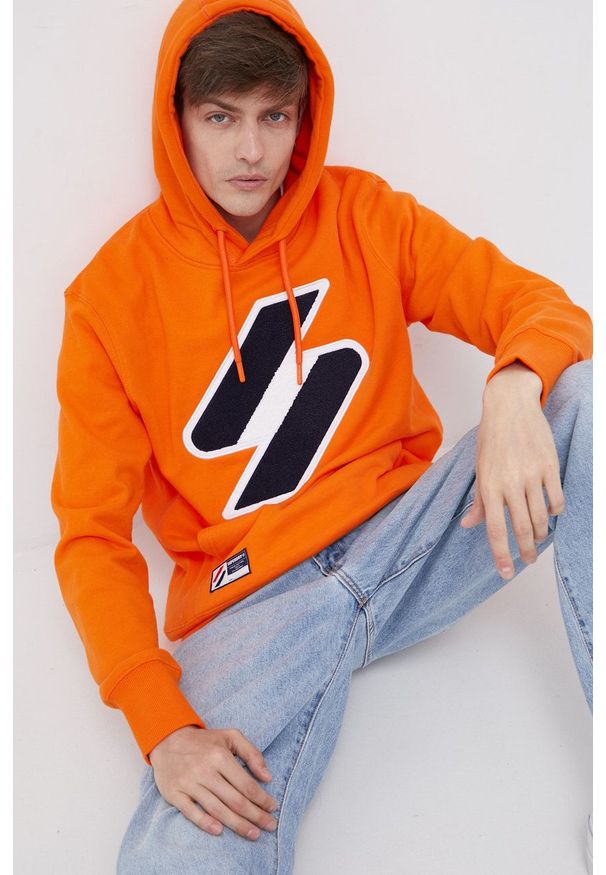 Superdry Bluza bawełniana męska kolor pomarańczowy z kapturem z aplikacją. Typ kołnierza: kaptur. Kolor: pomarańczowy. Materiał: bawełna. Wzór: aplikacja