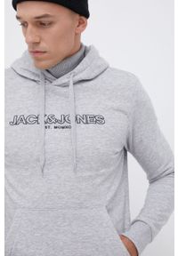Jack & Jones Bluza męska kolor szary z kapturem z nadrukiem. Okazja: na co dzień. Typ kołnierza: kaptur. Kolor: szary. Materiał: dzianina. Wzór: nadruk. Styl: casual #1
