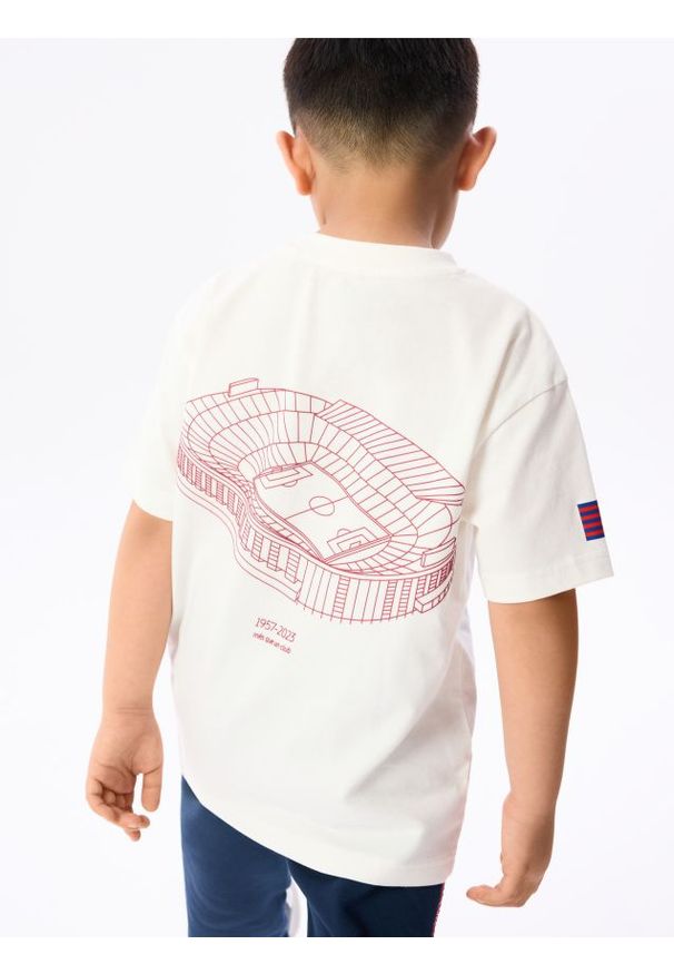 Reserved - T-shirt FC Barcelona - złamana biel. Materiał: bawełna, dzianina