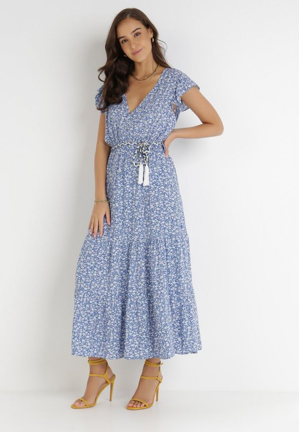 Born2be - Niebieska Sukienka Cadulenn. Typ kołnierza: kołnierz z falbankami. Kolor: niebieski. Materiał: tkanina. Długość rękawa: krótki rękaw. Wzór: kwiaty, nadruk, aplikacja. Styl: boho. Długość: maxi