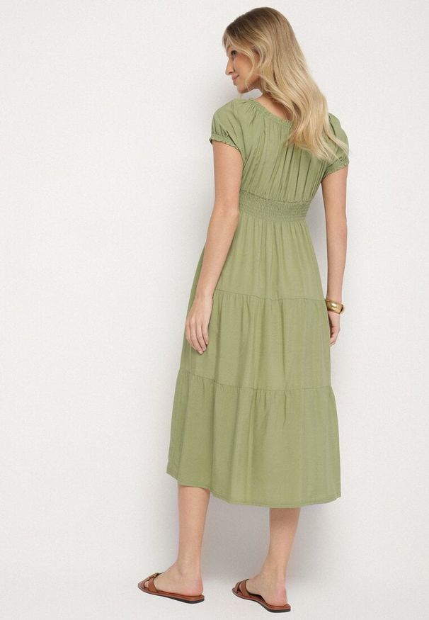 Born2be - Ciemnozielona Sukienka o Rozkloszowanym Kroju z Dekoltem Typu Łódka Miranea. Okazja: na co dzień. Kolor: zielony. Materiał: jeans. Typ sukienki: rozkloszowane, proste. Styl: klasyczny, casual