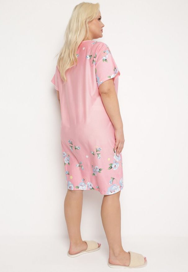 Born2be - Różowa Koszula Nocna w Kwiatowy Wzór z Krótkim Rękawem Seliaane. Kolekcja: plus size. Kolor: różowy. Długość: krótkie. Wzór: kwiaty