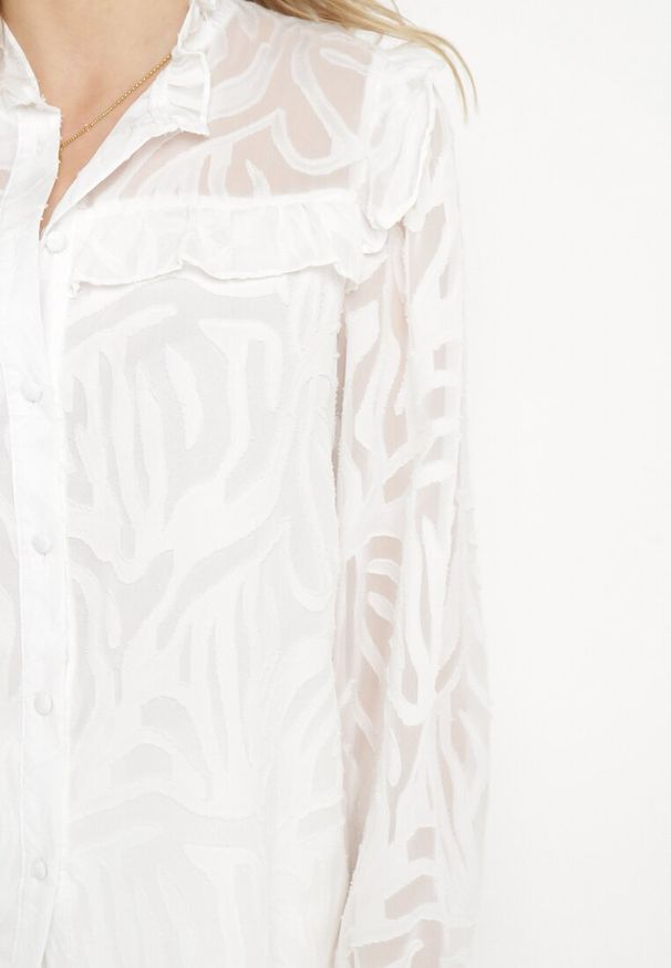 Born2be - Biała Koszula Ozdobiona Falbanką i Abstrakcyjnym Wzorem Nunoria. Kolor: biały. Wzór: aplikacja