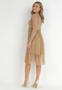 Born2be - Ciemnobeżowa Sukienka Jynerris. Typ kołnierza: kołnierzyk stójkowy. Kolor: beżowy, brązowy. Materiał: tiul, koronka, materiał. Długość rękawa: długi rękaw. Wzór: aplikacja, ażurowy. Styl: elegancki. Długość: midi #2